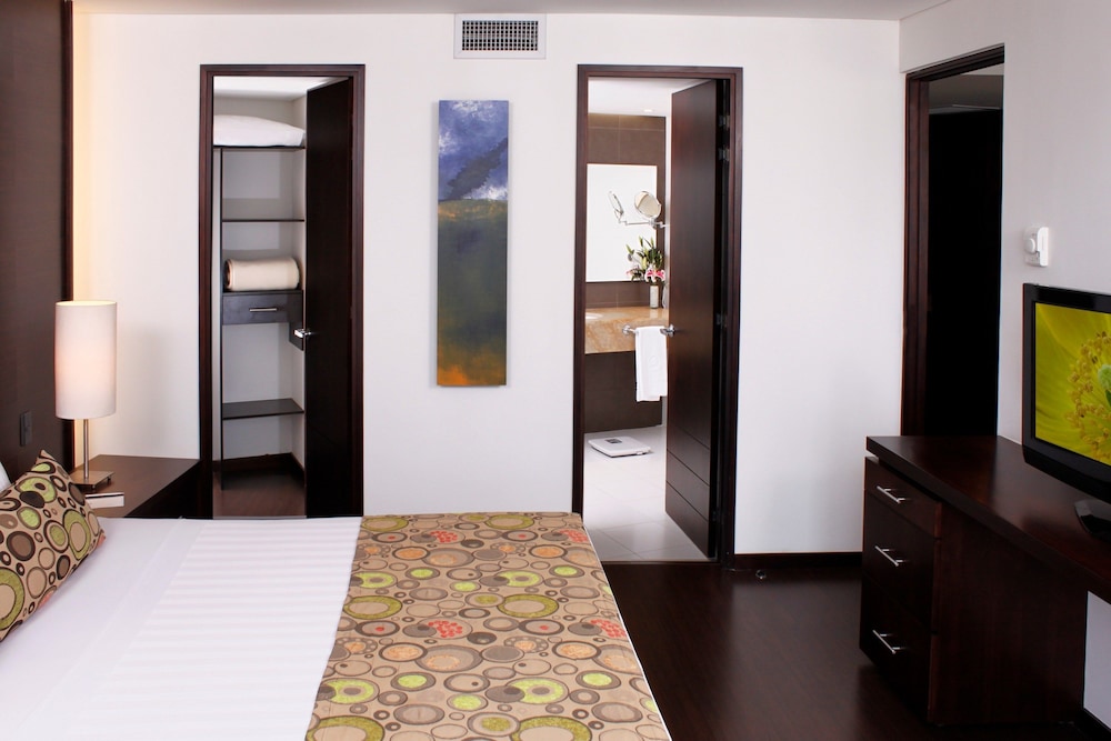 Standard Suite, 1 Queen Bed photo 3