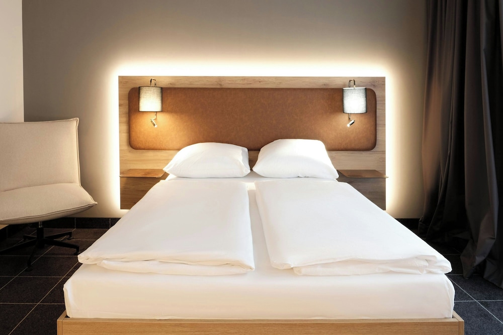 Standard Room, 1 Queen Bed thumbnail 6