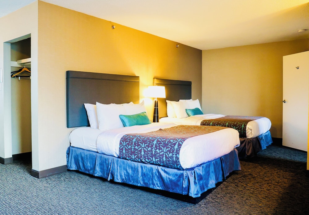 Luxury Suite, 2 Queen beds, Living/Dining area photo 2