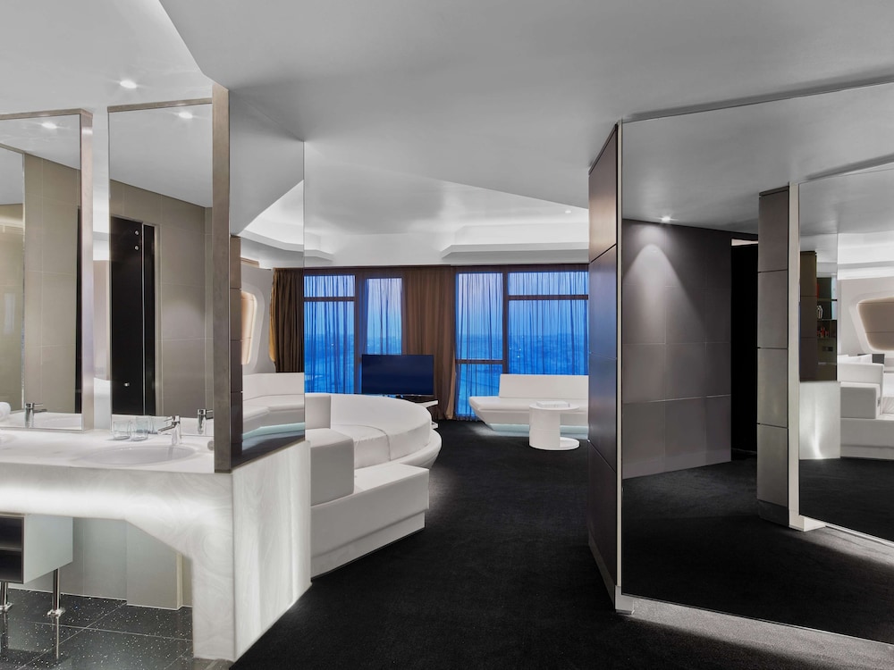 Deluxe Suite (Round Bed)