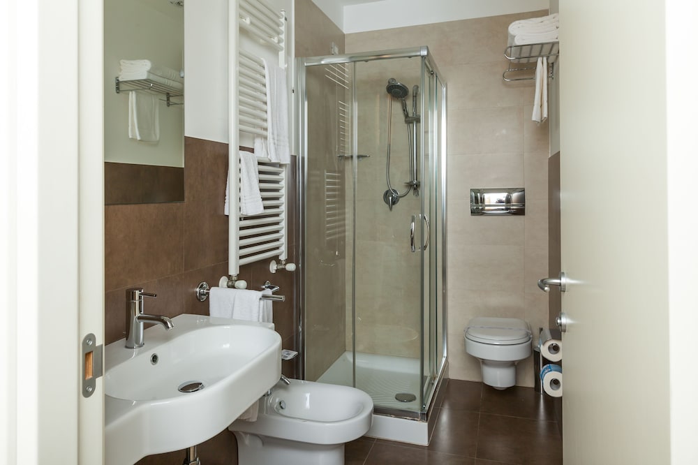 Classic Double or Twin Room, 1 Double or 2 Twin Beds photo 3