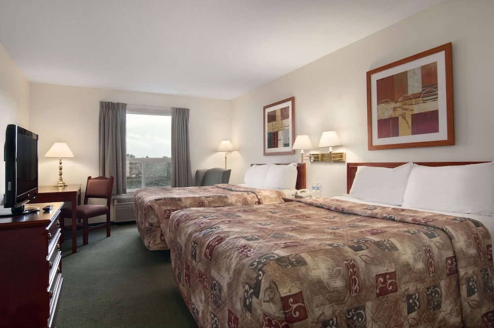 Deluxe Room, Multiple Beds, Non Smoking - Photo 1