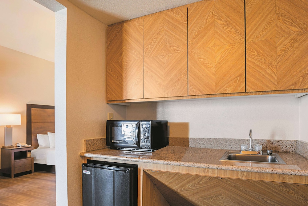 Suite, Multiple Beds, Non Smoking - Photo 5