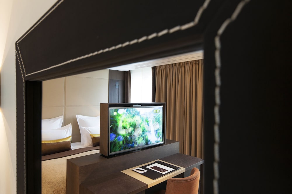 Deluxe Room thumbnail 5
