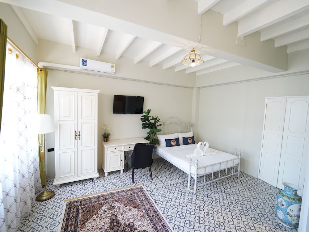 Deluxe Double Room, 1 Queen Bed, Non Smoking, City View