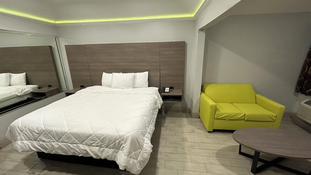 Room, 1 King Bed, Smoking - Photo 1