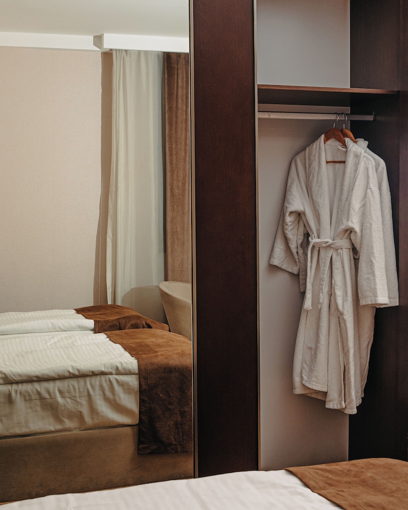 Basic Double or Twin Room, 1 King Bed (No view) - Photo 2