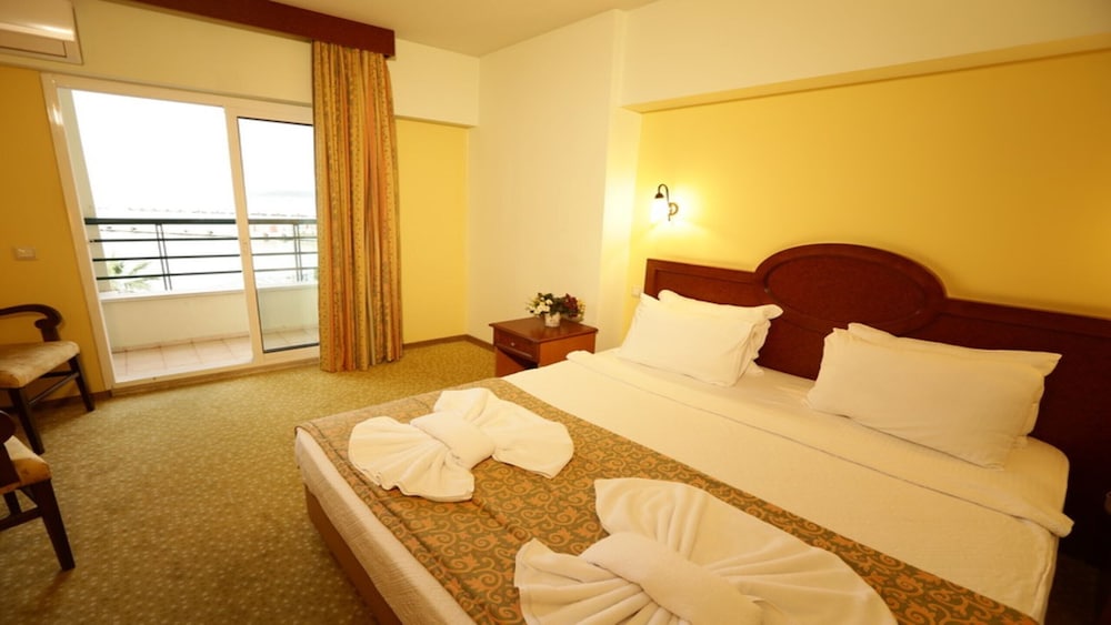 Economy Triple Room photo 3