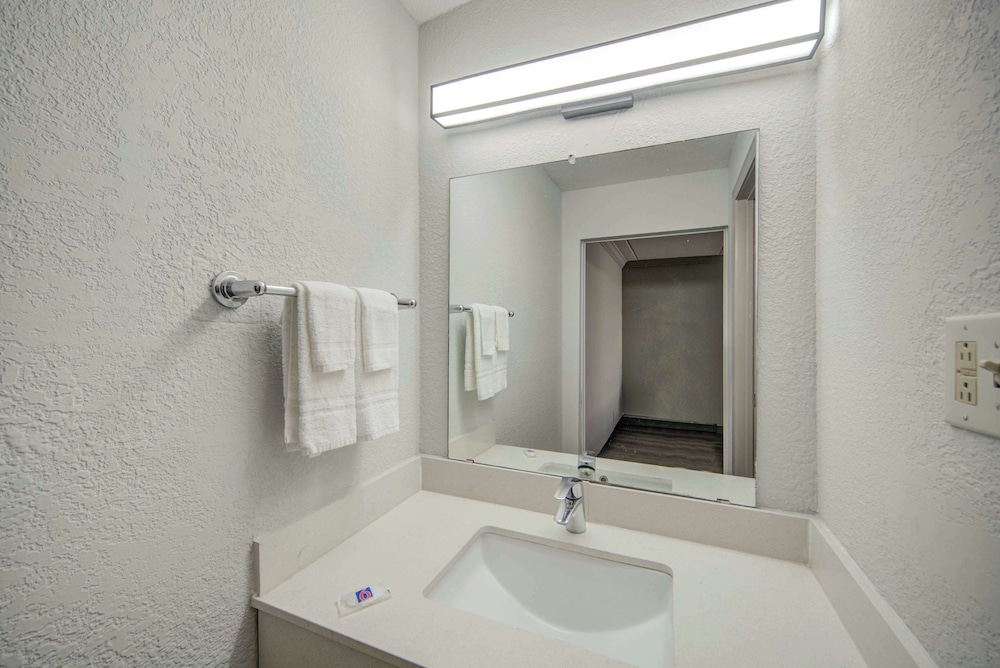 Deluxe Room, 2 Queen Beds, Accessible, Non Smoking - Photo 9