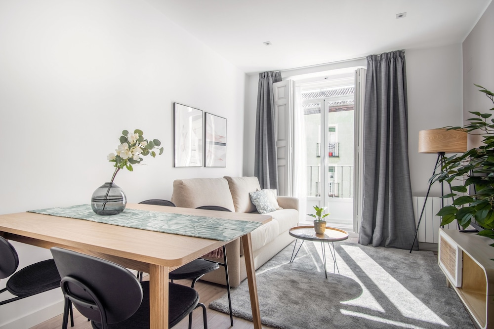 One-Bedroom Apartment with Balcony photo 2