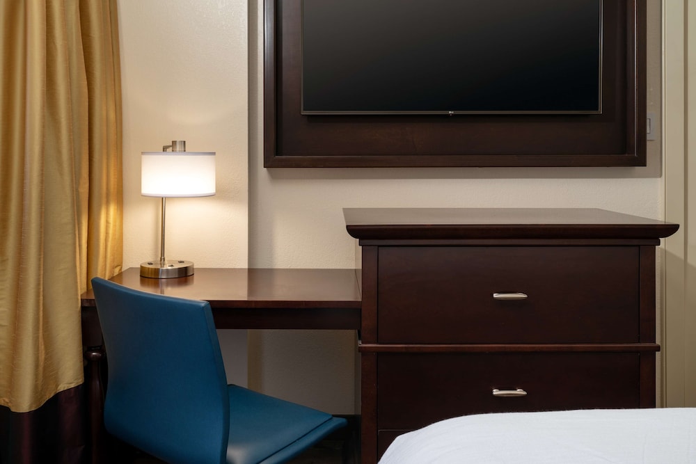 Room, 1 King Bed, Non Smoking photo 3