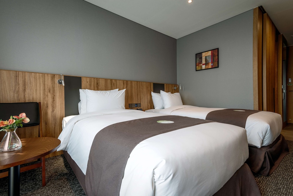 Standard Room, 2 Twin Beds, Non Smoking, Refrigerator - Photo 2