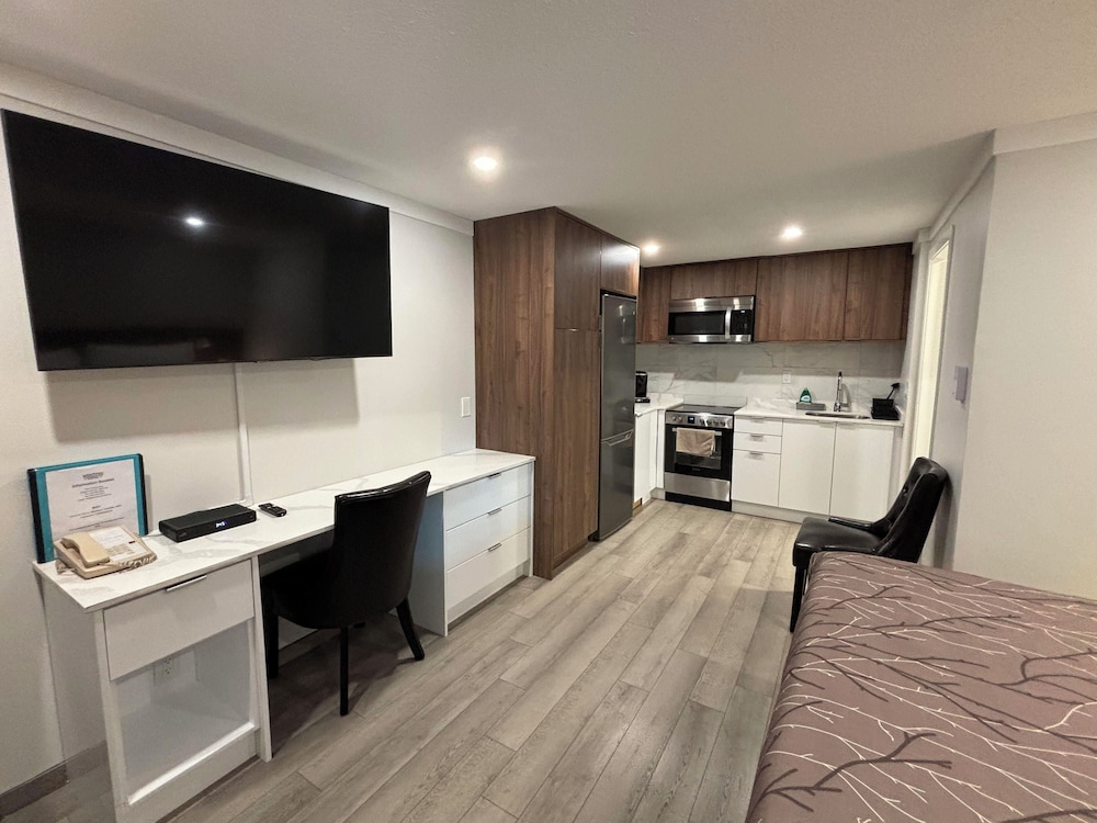 Deluxe Room, 1 King Bed, Kitchen photo 3