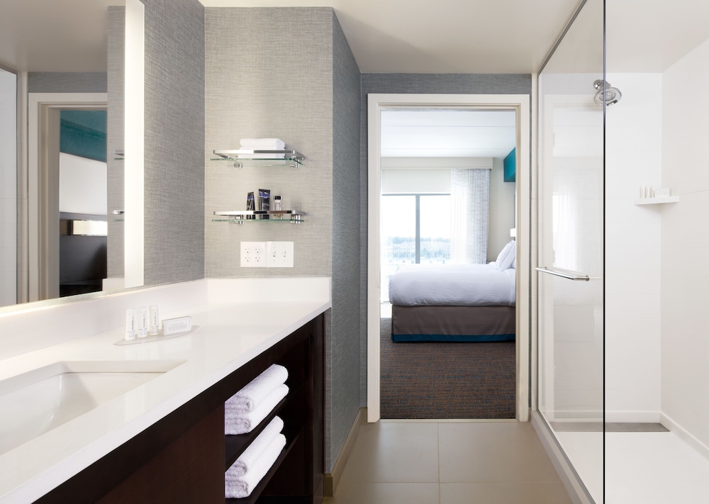 Studio, Multiple Beds (Mobility/Hearing Access, Roll-In Shwr)