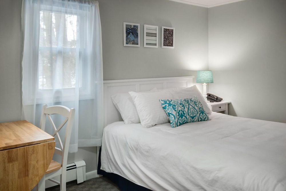 Room, 1 Queen Bed, Microwave photo 1