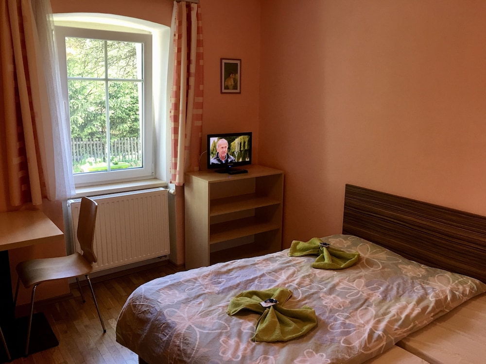 Basic Double Room, Ground Floor (Room 1, Private Bathroom) photo 1
