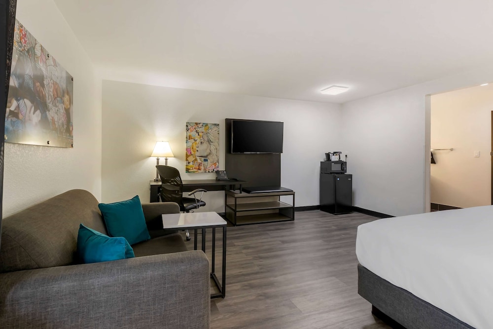 Executive Suite, 1 King Bed, Non Smoking photo 2