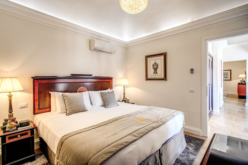 Deluxe Suite, 1 King Bed with Sofa bed, City View thumbnail 6