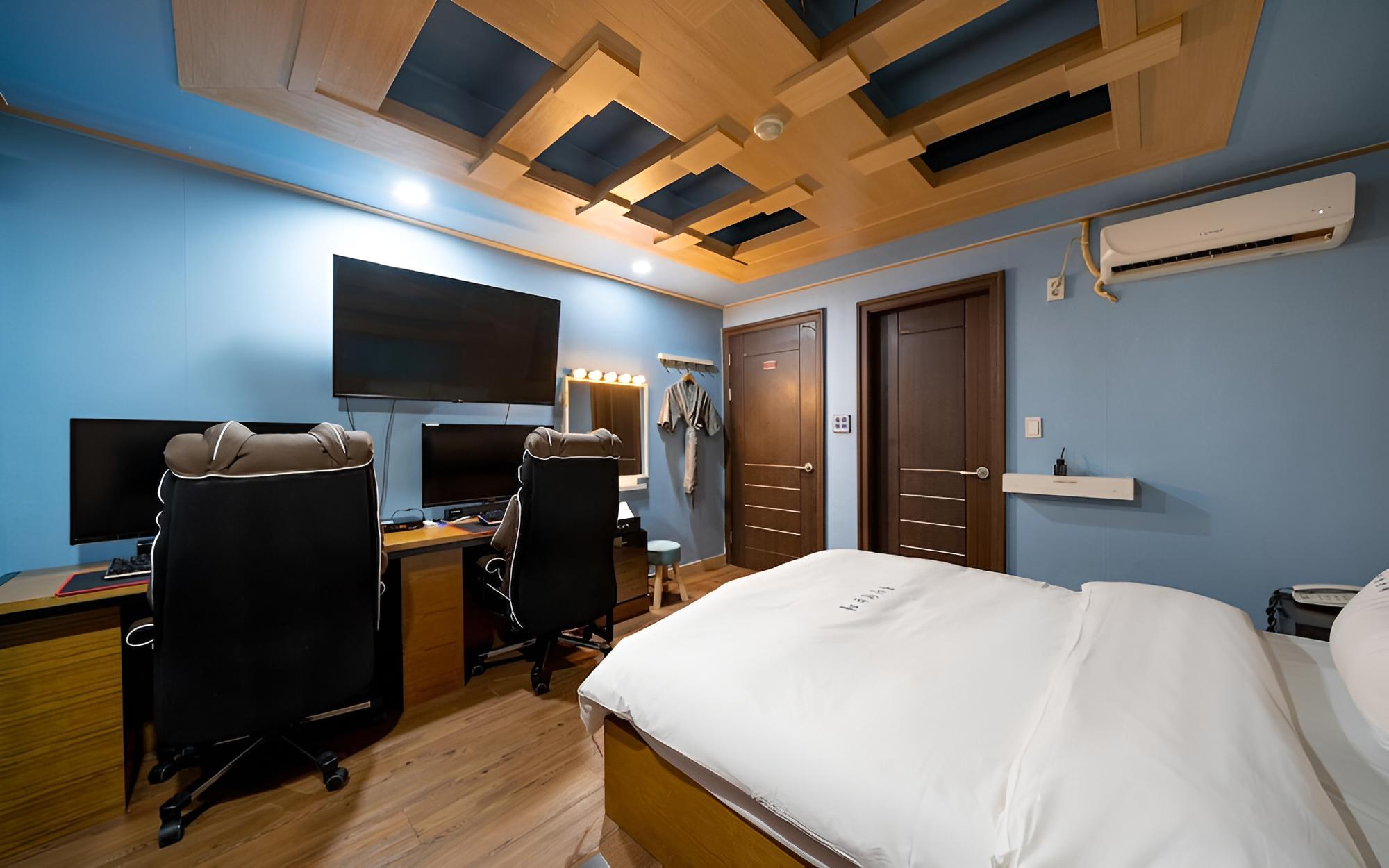 Room (Couple PC-A (144hz Curved Monitor)) - Photo 3
