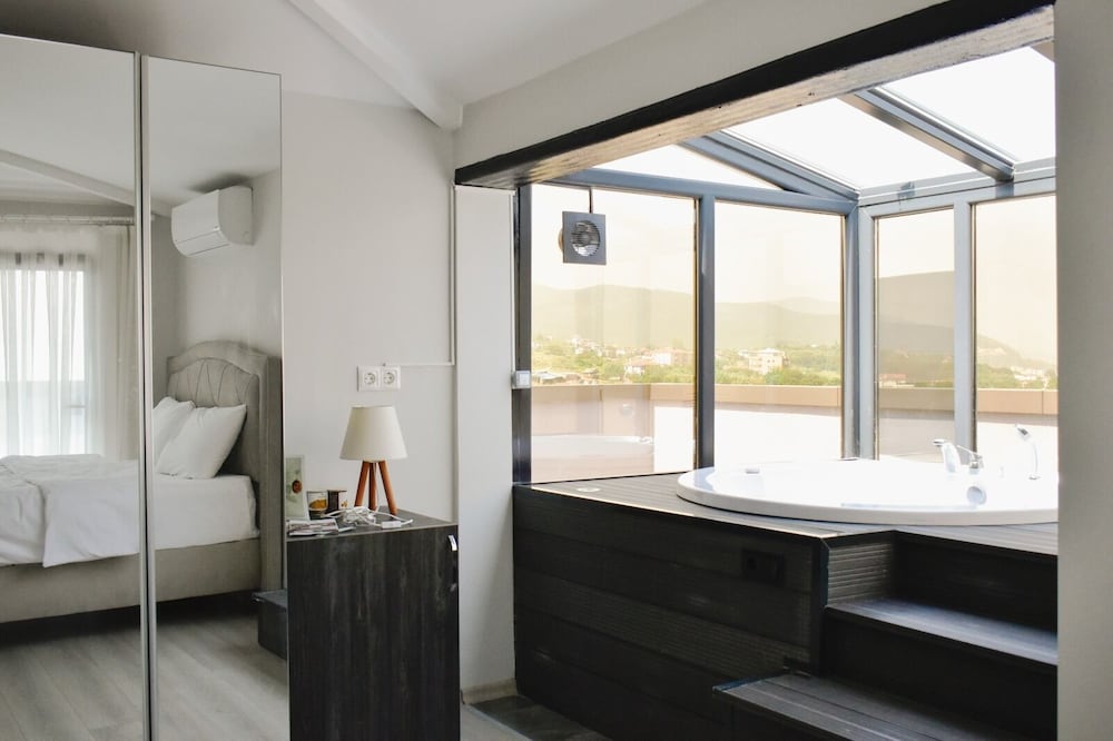 Duplex Suite with Jacuzzi - Photo 3