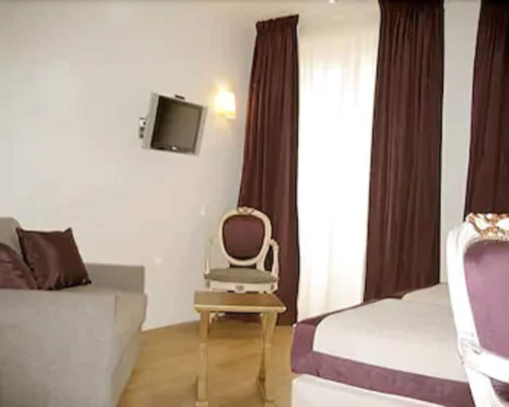 WHO - Windsor Hotel Opera other photo