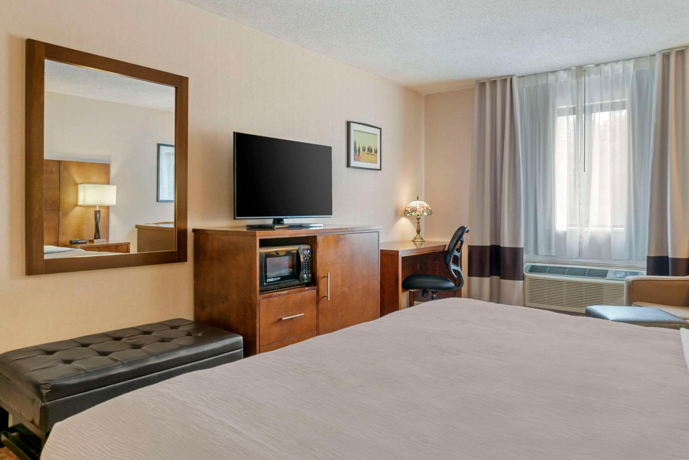 King Room - Non-Smoking - Photo 3
