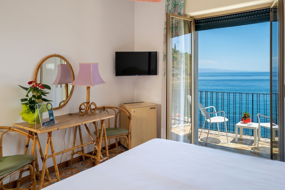 Double or Twin Room, Balcony, Sea View - Photo 6