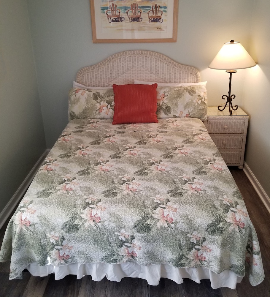 Tradewinds Deluxe South Cottage photo 1