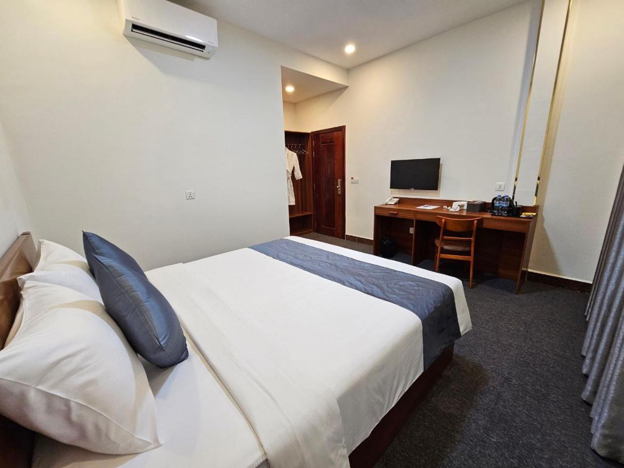 Deluxe Double Room with Balcony - Photo 7