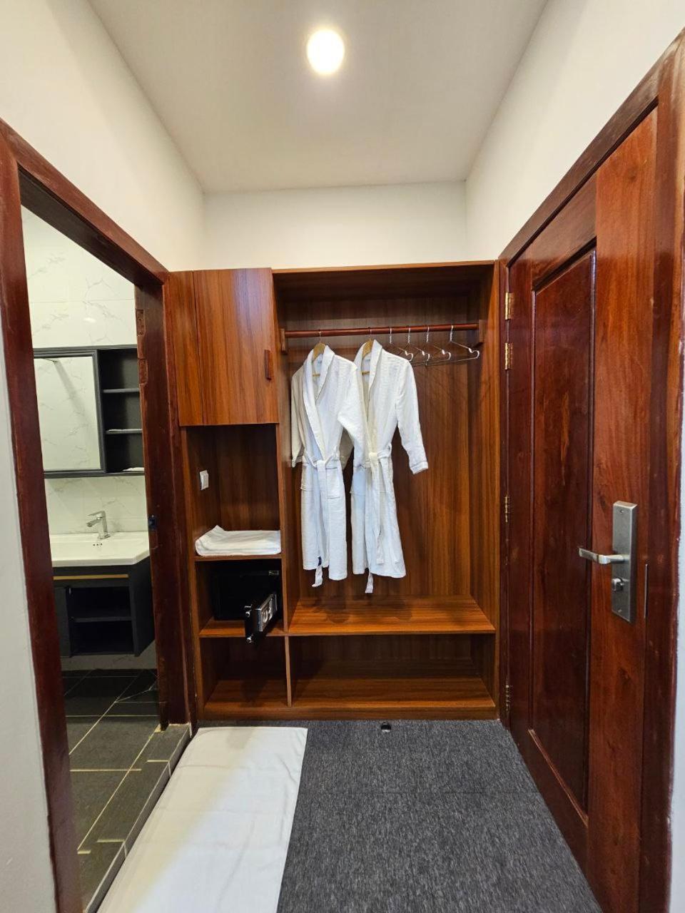 Suite with Balcony - Photo 17