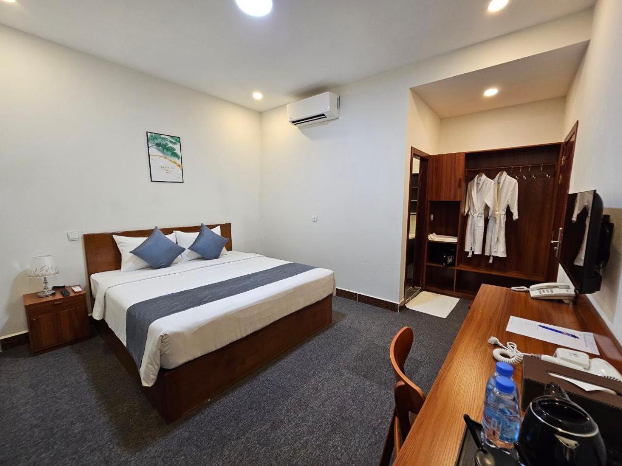 Deluxe Double Room with Balcony - Photo 22
