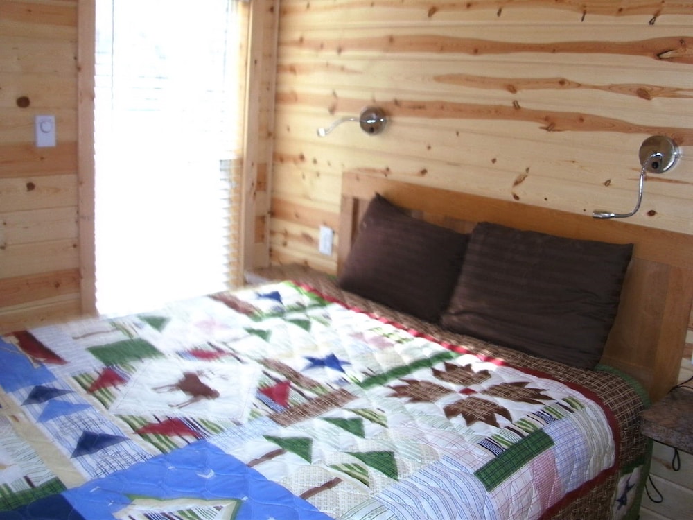Cabin, 2 Bedrooms (Pets OK, Linens Available) photo 1