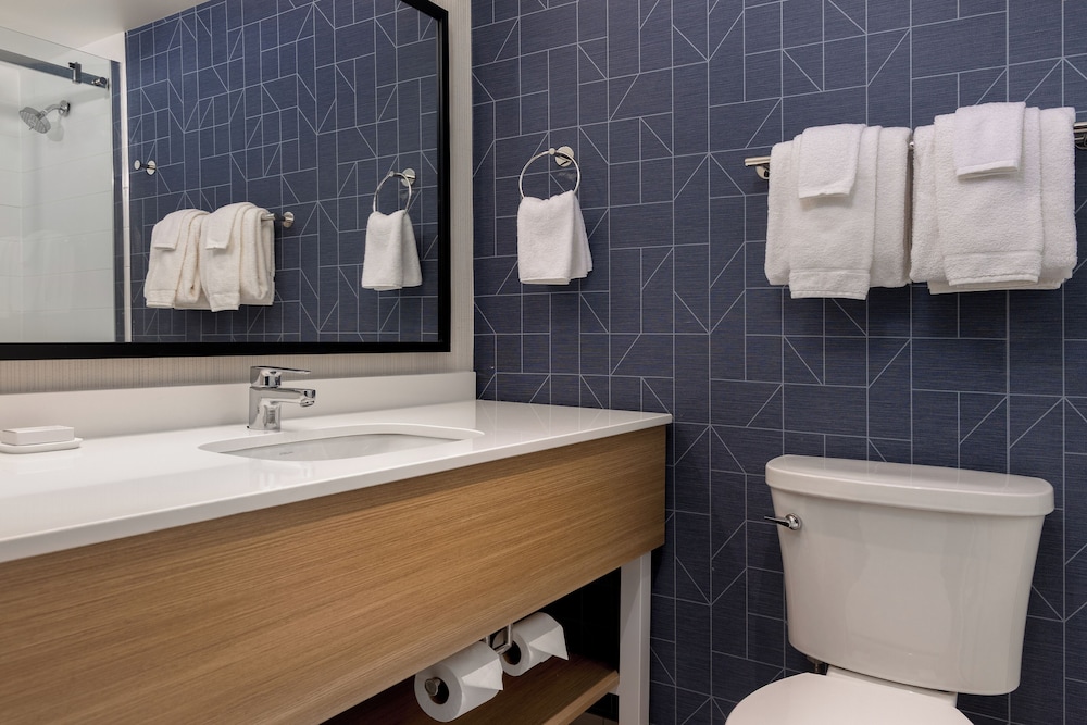 Room, 1 King Bed, Accessible, Bathtub (Mobility) - Photo 3