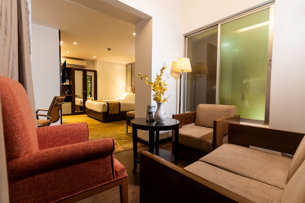 Royal Suite Kitchenette Double Occupancy photo 3