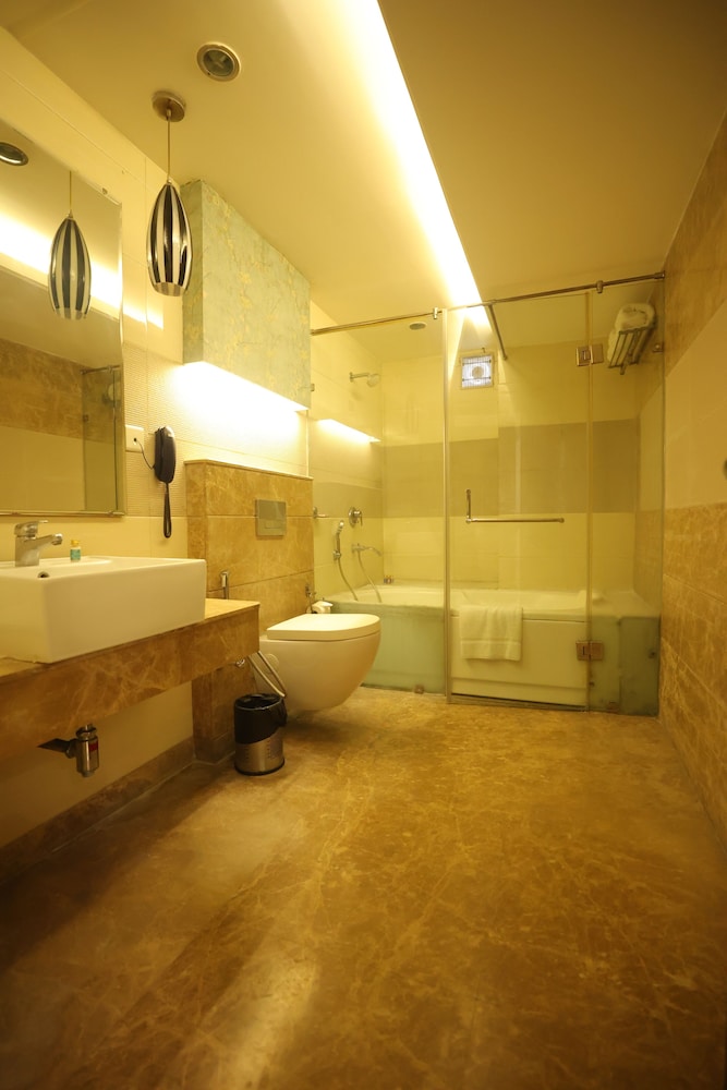 Deluxe Room with Bathtub photo 2