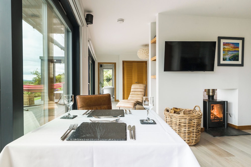 Luxury Apartment, 1 King Bed, Hot Tub photo 3