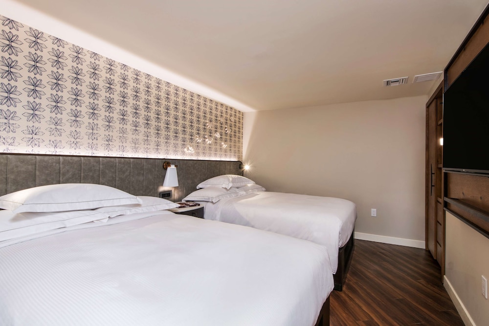 Room, 2 Double Beds, Accessible, Resort View (Bathtub)