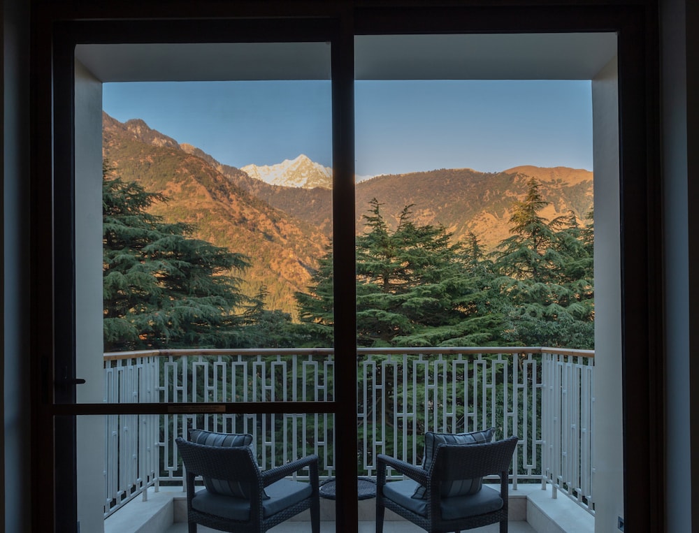 Club Room, 1 King Bed, Balcony - Photo 8