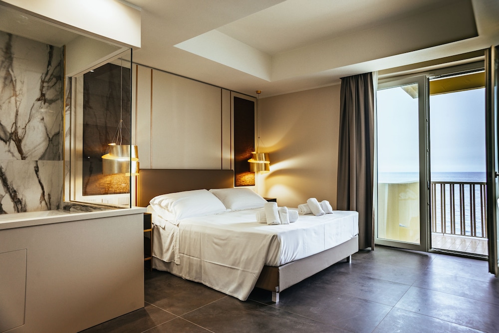 Royal Room - Photo 1
