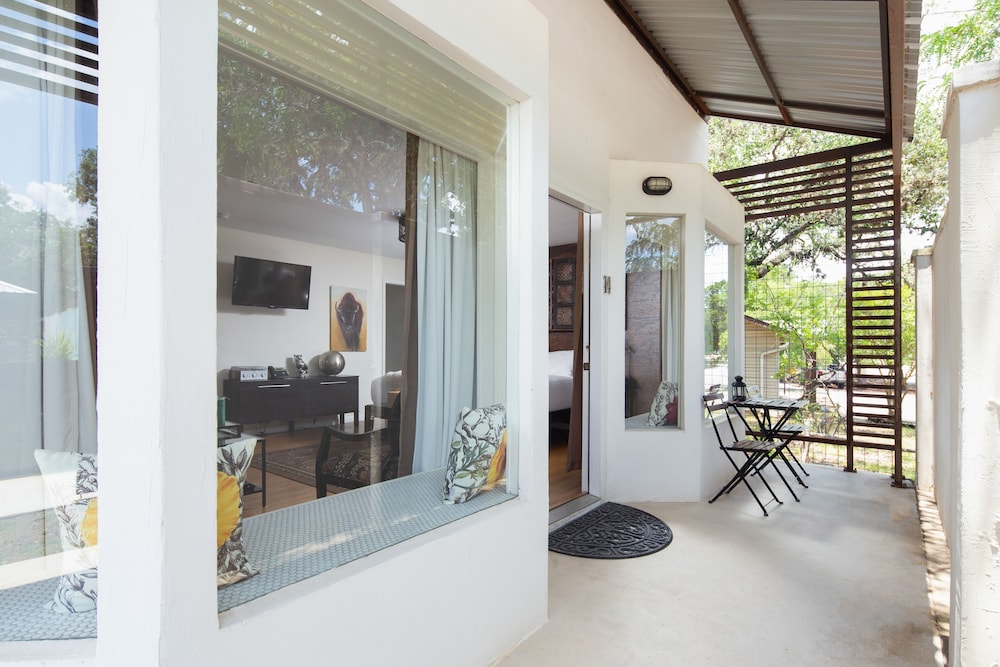 Pet Friendly, 1 King Bed with Sofa bed, Courtyard View (13)