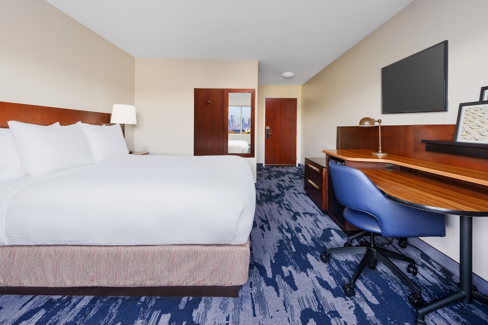 Room, 1 King Bed (Mobility Accessible, Roll-In Shower) - Photo 4