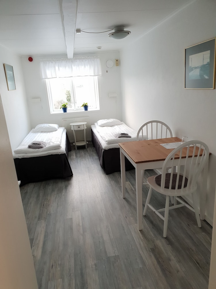 Twin Room, 2 Twin Beds, Shared Bathroom photo 3