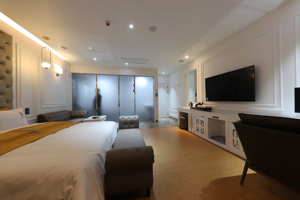 Room, Jetted Tub (Special) - Photo 9
