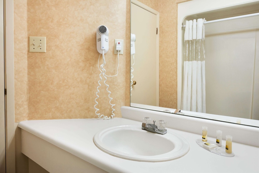 Suite, 1 King Bed, Refrigerator & Microwave - Photo 3