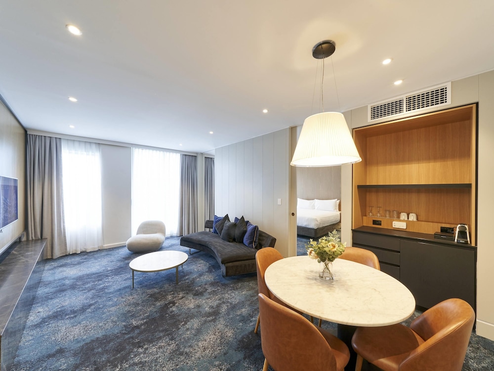 Deluxe Suite, 1 King Bed, Balcony, Park View thumbnail 6