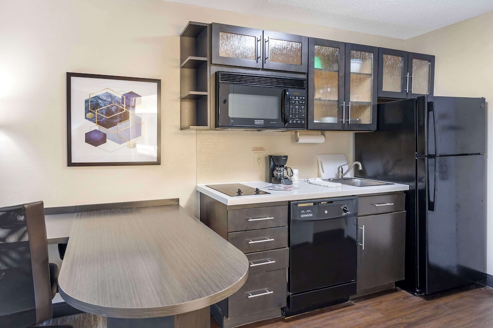 Standard Room, 1 Queen Bed, Non Smoking, Kitchen (Full Kitchen) - Photo 5
