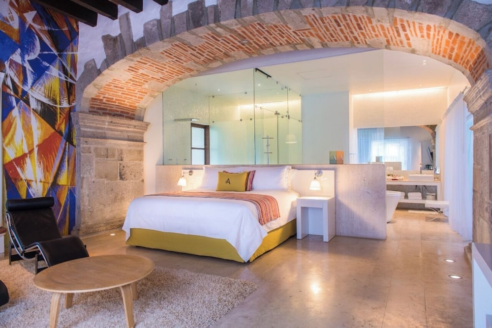 Master suite with bathtub and terrace - Photo 1