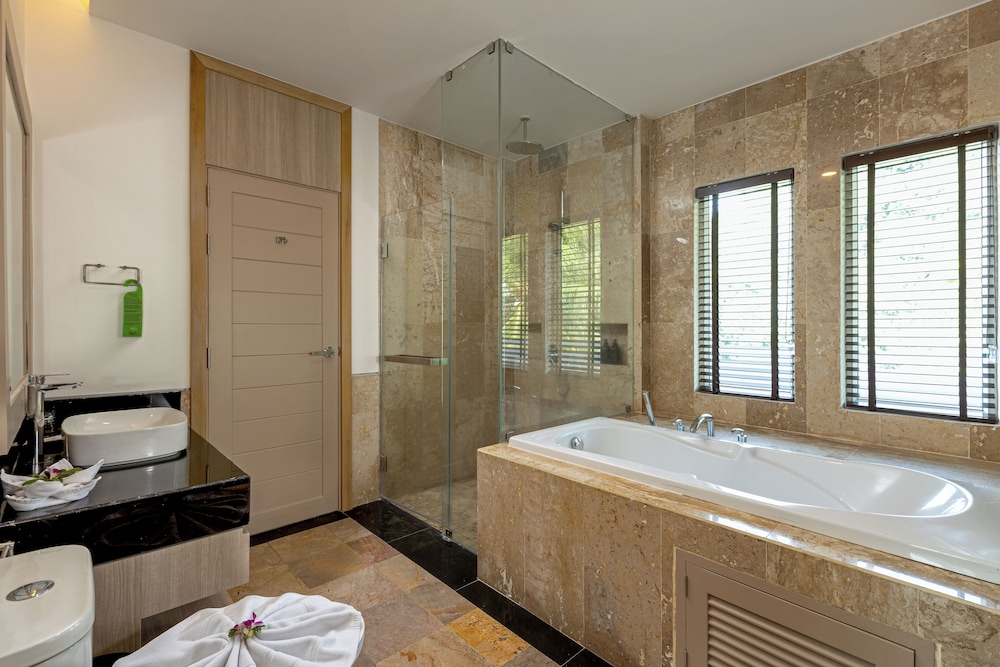 New One Bedroom Penthouse Suite with Rooftop Jacuzzi - Photo 16