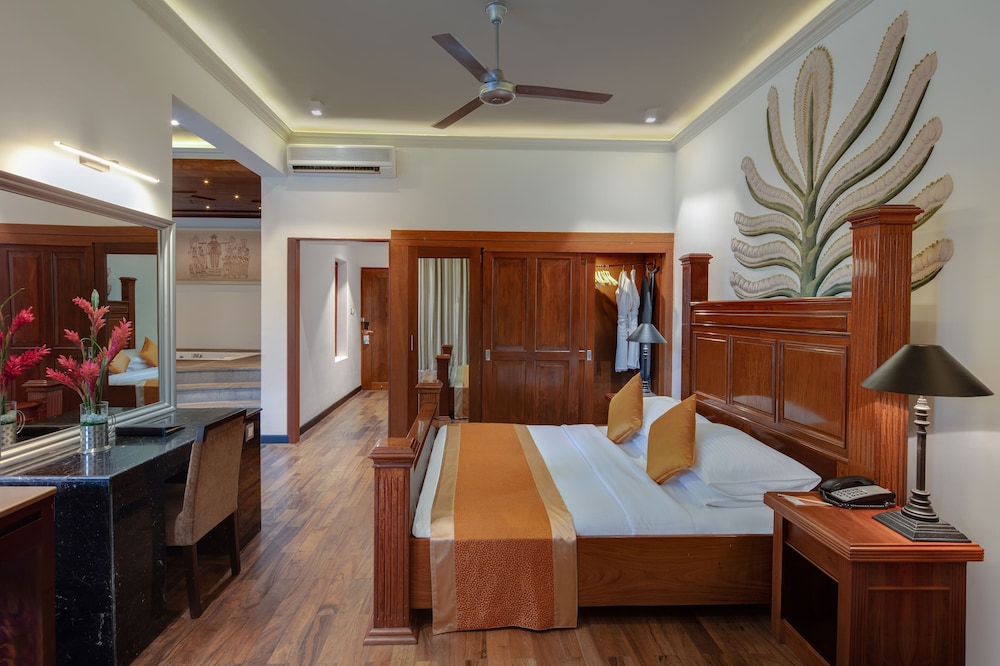 Luxury Room, 1 King Bed, Jetted Tub - Photo 1