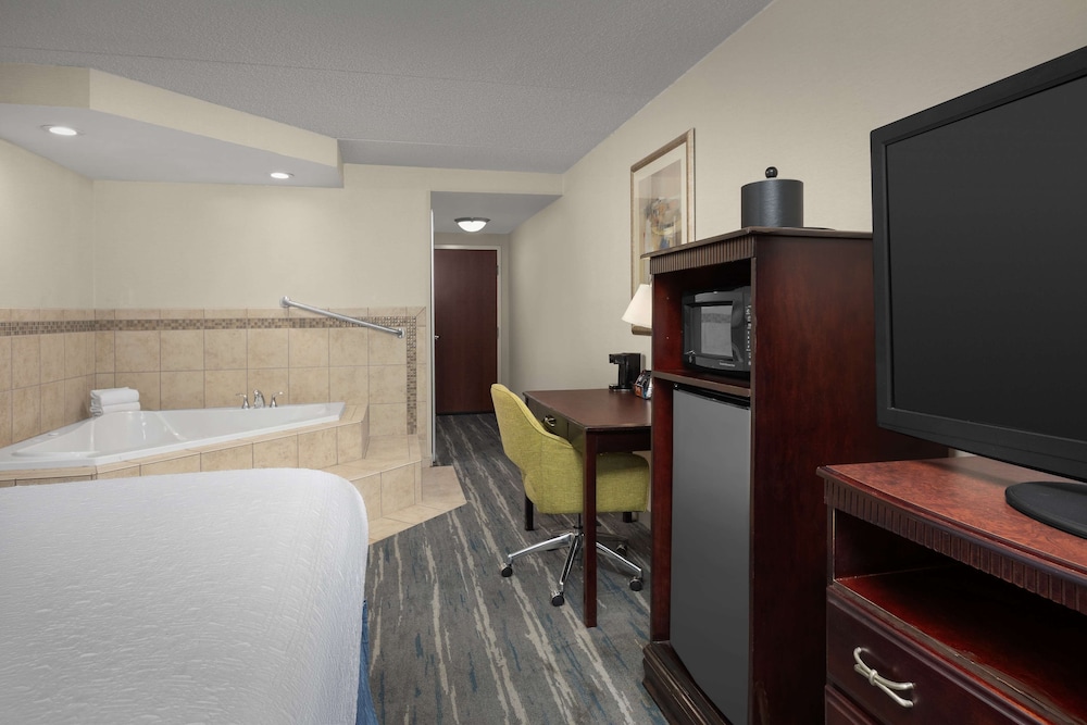 Room, 1 King Bed, Jetted Tub - Photo 1